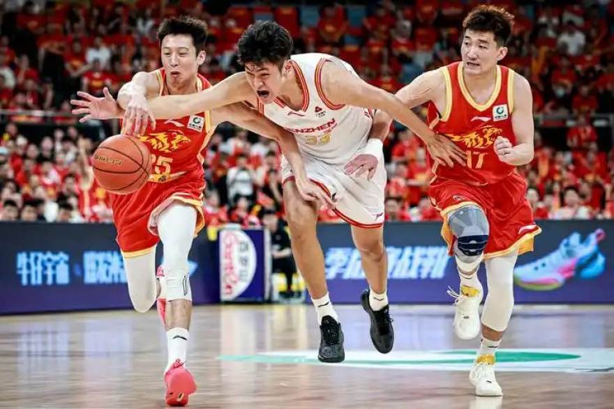 从替补席到数据榜前列：一位门将的十年逆袭与看个球视角